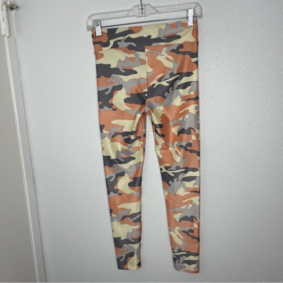 Revolve Koral Lustrous High Rise Legging in Rose Quartz Camo size M - Picture 7 of 11